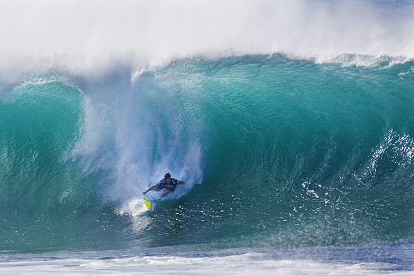 Bruce Irons in main event at Pipe - Carvemag.com