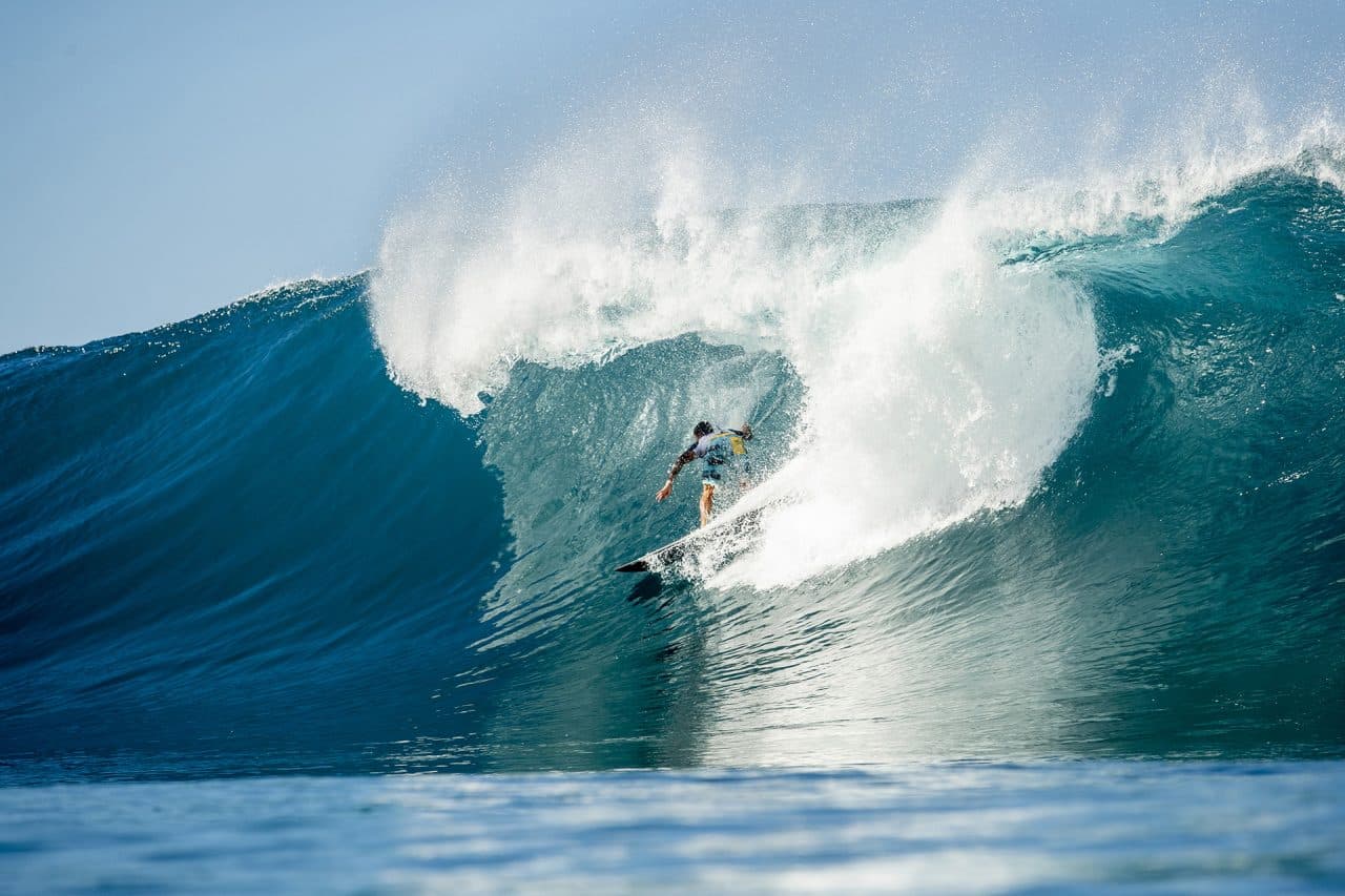 Billabong Pipe Masters in Memory of Andy Irons kicks off. World title ...